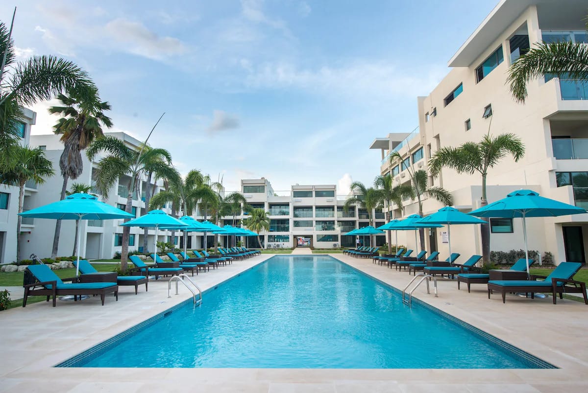 01 Amenities  Now thats a Pool