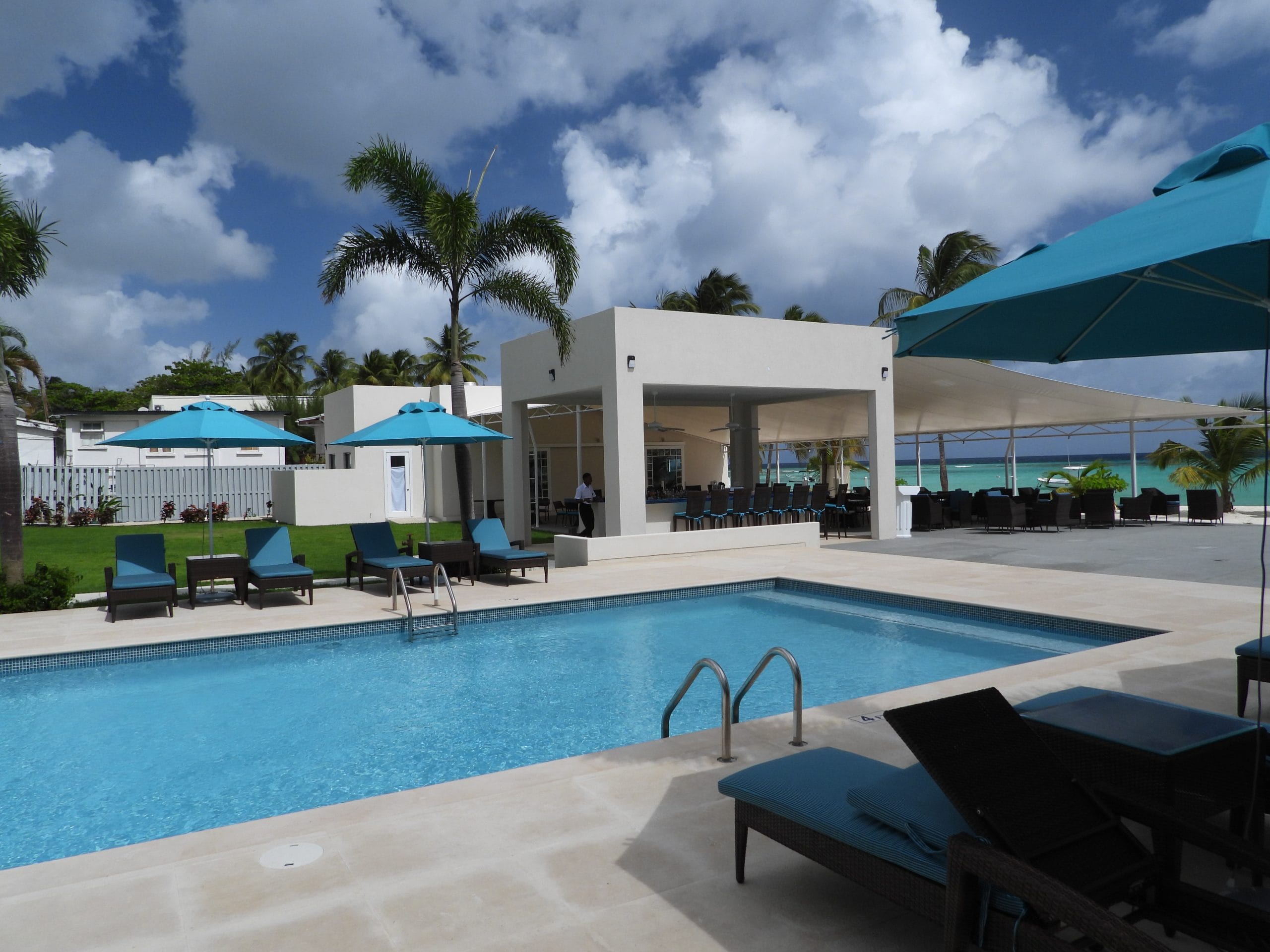 01 Amenities  Poolside bar scaled