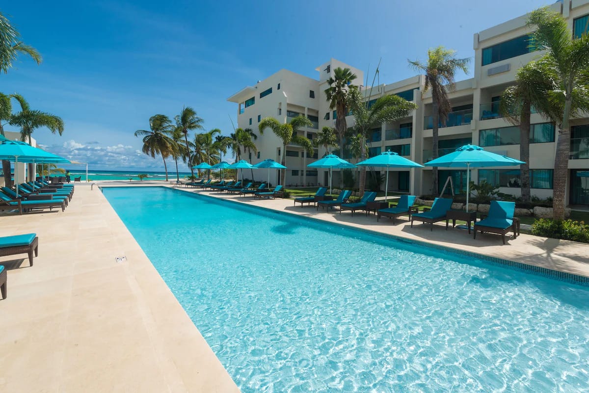 04 Pool  and Beach life 1