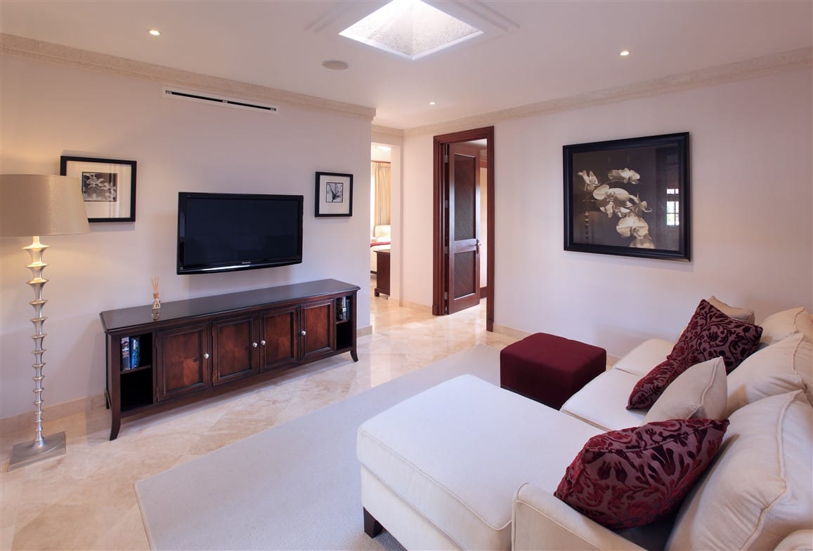 OCEAN DRIVE 12 MASTER BED SITTING ROOM