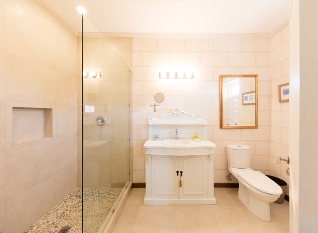 Fourth ensuite bathroom